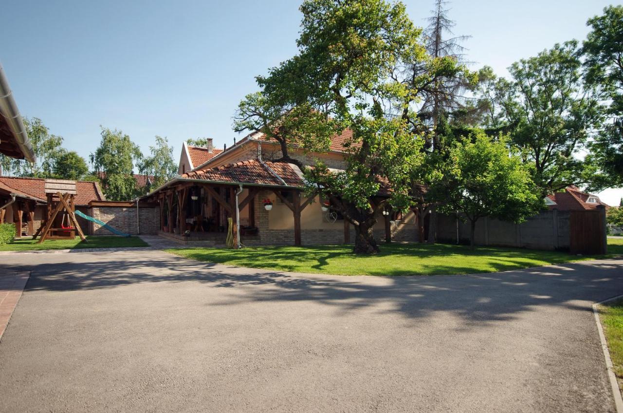 Villa Rusztika Gyula Eksteriør bilde